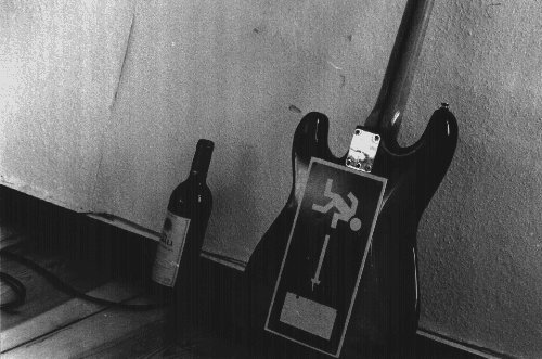 Gitarre und Weinflasche